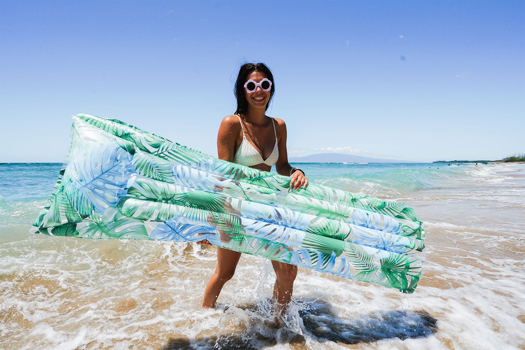 BDG_IMG_PC_RESORT_PILLOWPOOLRAFT_TROPICALPALMS_011.jpg