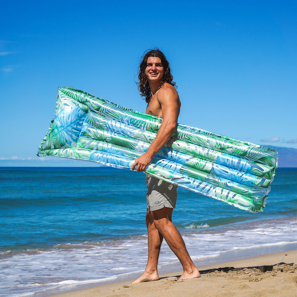 BDG_IMG_PC_RESORT_PILLOWPOOLRAFT_TROPICALPALMS_012.jpg